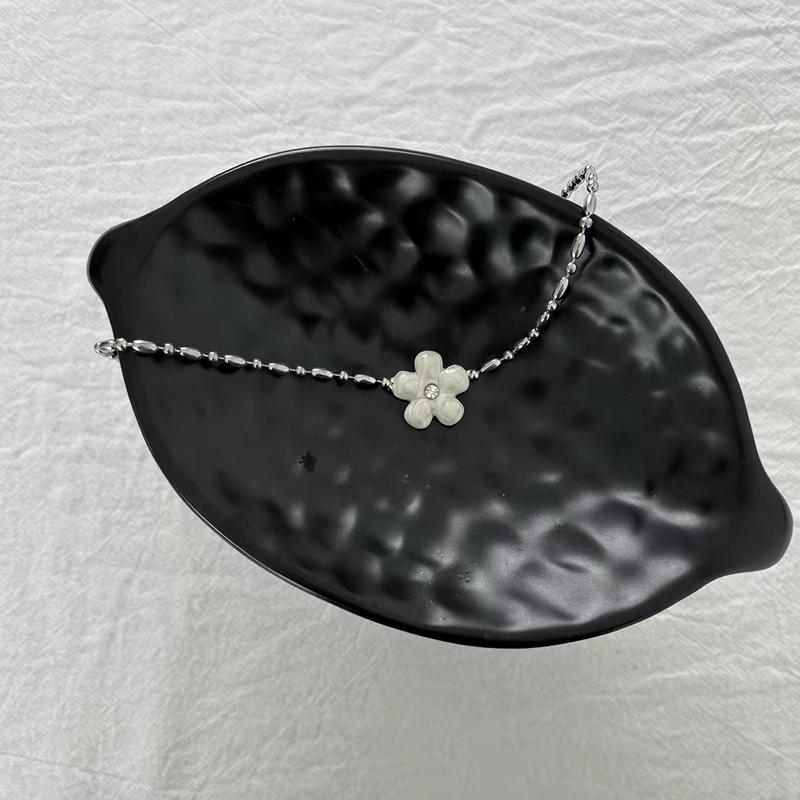 Dainty Silver Flower Necklace