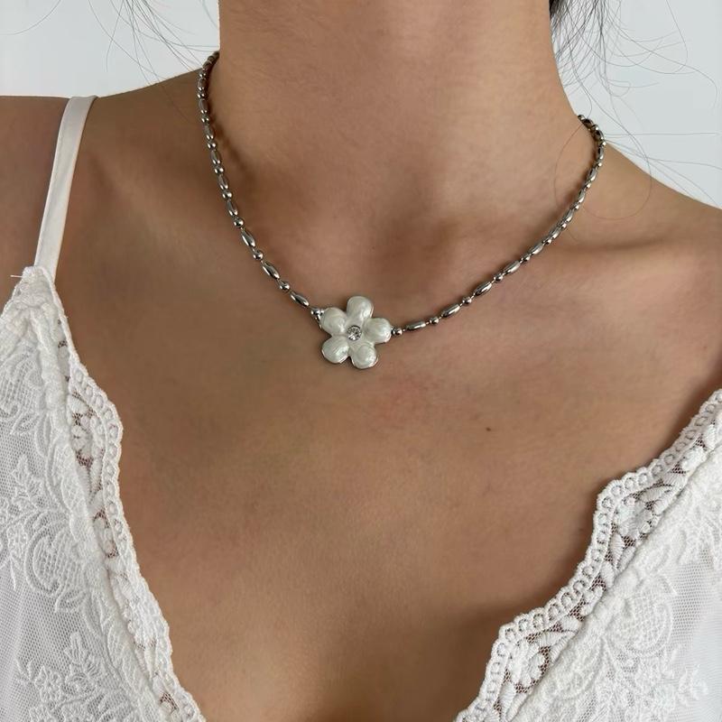 Dainty Silver Flower Necklace