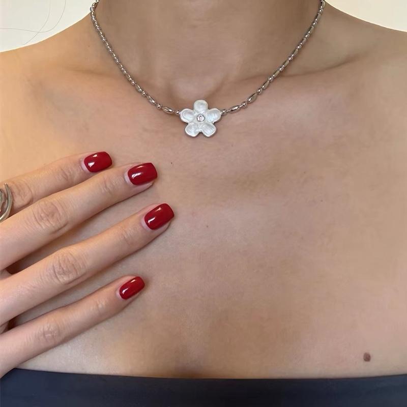 Dainty Silver Flower Necklace